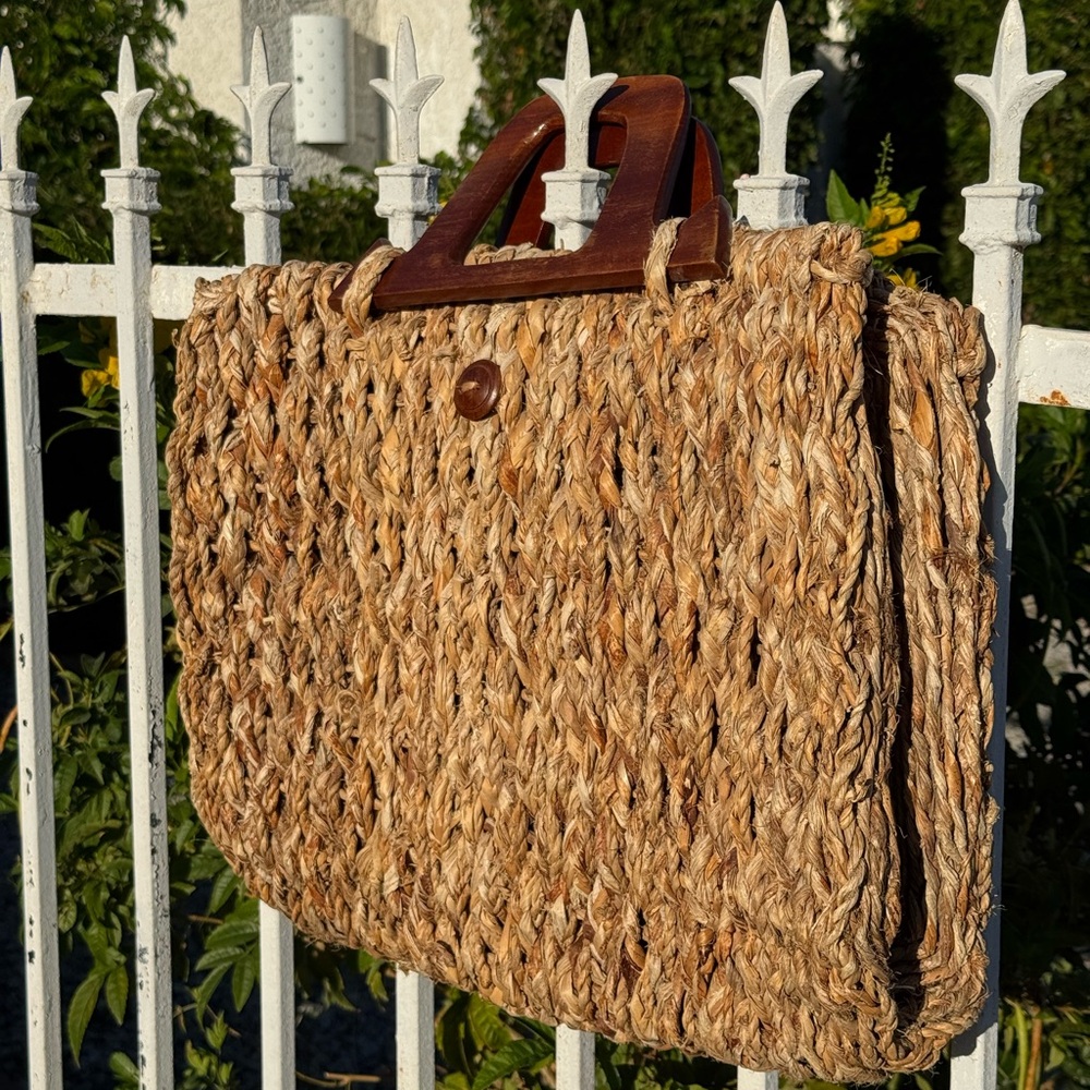 Source Unknown Braided Straw Tote with Wooden Han… - image 2
